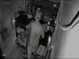 Vídeo; homem quebra porta de hamburgueria e furta dinheiro e celular durante a madrugada em Teresópolis