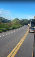 Remoção do caminhão interdita parcialmente a BR-393, em Três Rios