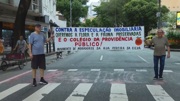 Moradores fazem manifestação e pedem nova destinação para terreno do colégio Providência, em Laranjeiras