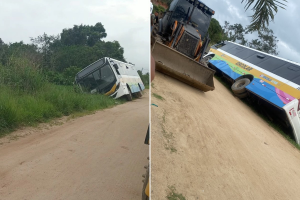 Ônibus escolar sai da pista e fica parcialmente tombado em Saquarema