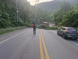 Carro sai da pista e cai em ribanceira na Rodovia do Contorno, em Volta Redonda