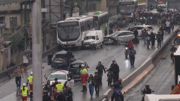 FOTOS: Engavetamento na Dutra envolve 22 veículos, entre carros, ônibus e caminhões