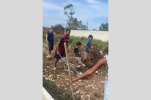 Moradores fazem vaquinha para reparar rua e cobram drenagem em Unamar