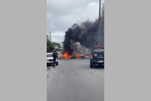 Moradores fecham rua em protesto contra alagamentos no bairro Guarani, em Cabo Frio