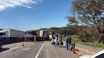 Acidente entre três caminhões deixa uma pessoa morta e duas feridas na Via Dutra, em Barra Mansa 