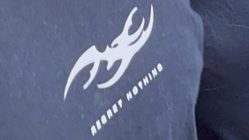 Réu por estupro coletivo em Copacabana se entregou usando camiseta que dizia, em inglês, 'Não se arrependa de nada'