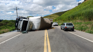 Acidente entre dois caminhões causa interdição parcial na BR-393, em Três Rios