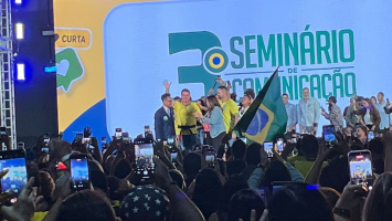 Flávio Bolsonaro diz que vai para os EUA defender o PIX