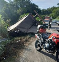 Tombamento de caminhão deixa quatro pessoas ferida na BR-393, em Barra do Piraí