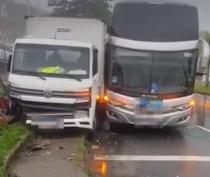 Acidente entre ônibus e caminhão deixa pessoa ferida na Rio-Santos, em Angra dos Reis 