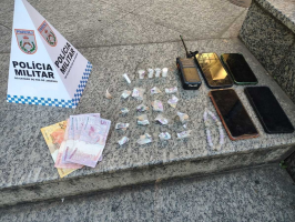 Homem é preso e adolescente apreendido por envolvimento com o tráfico de drogas em Resende