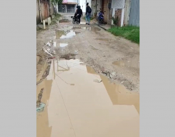 Moradores alertam para riscos de acidentes em rua próxima à hospital em Cabo Frio 