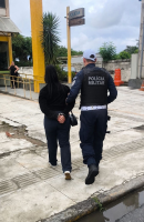 Foragida da Justiça por envolvimento em roubo de moto dentro de delegacia é presa, em Barra do Piraí
