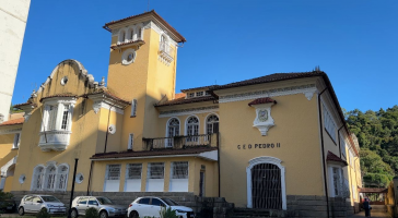 Briga entre estudantes termina em tumulto e depredação em escola estadual de Petrópolis