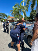 Estudante com deficiência intelectual comemora aniversário em viatura da Ronda Escola de Arraial