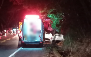 VÍDEO: Dois carros capotam e mulher fica ferida durante acidente em Paraty