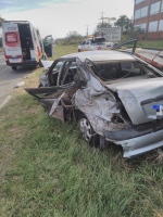 Acidente entre caminhão e carro deixa uma pessoa ferida na Via Dutra, em Resende