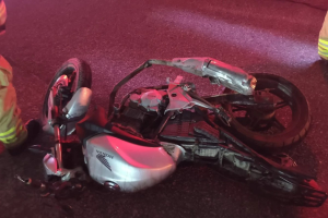 Mulher morre após moto ser atingida por carro na RJ-140, em São Pedro da Aldeia