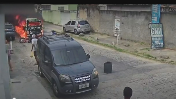 VÍDEO: Motociclista é atropelado por Kombi em chamas em Nova Iguaçu