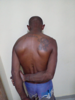 Homem é preso após ser flagrado com porta de alumínio furtada em São Pedro da Aldeia