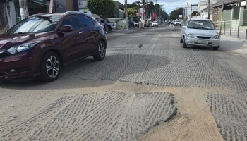 Moradores reclamam de poeira e buracos após obra de asfalto em ruas de Campos