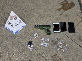 Dois jovens são presos e um menor apreendido com drogas e simulacro de pistola em Resende