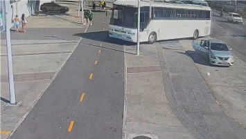 VÍDEO: Ônibus invade pista de corrida ao redor do Maracanã