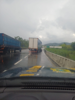 Motorista perde o controle, carreta dá 