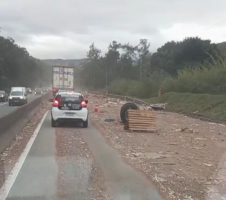 Carga de caminhão cai na Via Dutra e gera transtornos no trânsito em Piraí