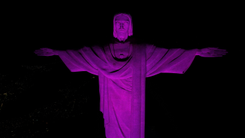 Cristo Redentor recebe iluminação roxa em homenagem ao Dia Internacional da Mulher
