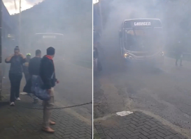 Passageiros descem de ônibus em meio a nuvem de fumaça em Petrópolis; VÍDEO