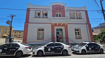 Corpo parcialmente queimado é encontrado em área de vegetação em Saquarema