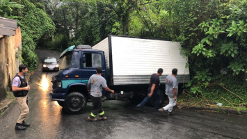 Caminhão perde o freio e desce desgovernado em Petrópolis