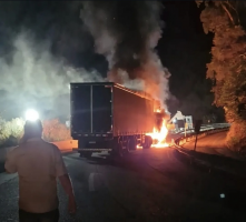 Carreta pega fogo e causa congestionamento na Serra das Araras, em Piraí