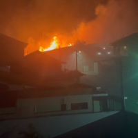 Incêndio destrói área de vegetação rodeada de casas em Três Rios; veja vídeo